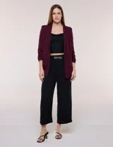 Blazer de crep color bordó de la marca BBJ, con cuello solapa, bolsillos delanteros y mangas tres cuartos con frunce.