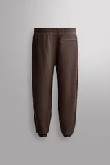 Pantalón jogger relaxed fit de Zara Athleticz confeccionado en tejido de algodón color marrón, con cintura elástica ajustable mediante cordón en contraste, bolsillos laterales y bajo con puño elástico.