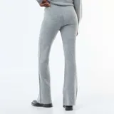 Pantalón acampanado gris de tejido de punto acanalado.