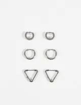 Set de aros plateados de acero quirúrgico hipoalergénico con diseños geométricos variados: aros tipo argolla de diferentes tamaños y aros triangulares.