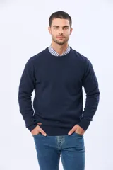 Buzo de lana azul con cuello redondo, manga larga y diseño tejido de punto.