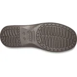 Mocasines Crocs modelo Santa Cruz para hombre, color marrón, con parte superior de lona y bordes deshilachados. Cuentan con elásticos laterales para un calce fácil y seguro, y suela de material Croslite.