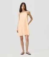 Enterito corto de viscosa color salmón con diseño de cuello halter, espalda abierta y caída fluida.