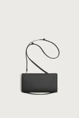 Cartera tipo bandolera de diseño rectangular con acabado grabado. Cuenta con compartimento principal con cierre de cremallera, interior organizado con dos compartimentos adicionales y asa de hombro ajustable y extraíble.