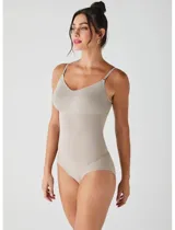 Body modelador de microfibra color beige, con escote en V, breteles finos regulables y diseño de corte alto en las piernas.