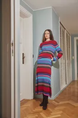 Falda midi de punto con diseño de rayas horizontales multicolores en tonos rojo, azul, violeta y verde. Posee un corte recto y ajuste cómodo.