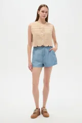 Short celeste de tiro medio, con bolsillos laterales y corte ancho.