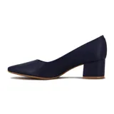 Zapato de tacón bajo cuadrado Vizzano, color crema o beige claro, con punta fina y forro interior marrón. Presenta un pequeño logo metálico dorado en el lateral exterior.