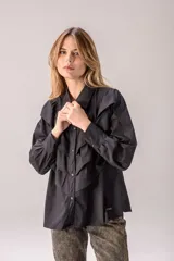 Camisa negra de manga larga con volados en el frente y cuello camisero.