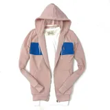 Campera con capucha color rosa con cierre frontal y banda horizontal azul en el pecho. Logo bordado de velero en el pecho.