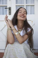 Brazalete rígido plateado con textura irregular.