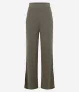 Pantalón de corte recto y tiro alto, confeccionado en tejido de punto texturizado con acabado suave. Presenta cintura fija y diseño de pierna ligeramente ancha.