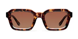 Lentes de sol con montura cuadrada de diseño retro inspirado en los años 70, con estampado carey en tonos marrones y cristales polarizados en color marrón.
