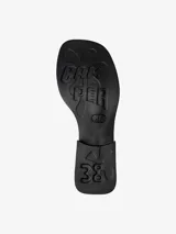 Sandalias de cuero vacuno color blanco, con tira ancha sobre el empeine y tira entre los dedos. Suela plana color negro.