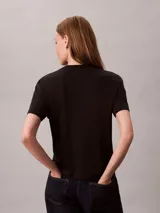 Remera negra de cuello redondo y manga corta, confeccionada en jersey de algodón supima, con logo emblemático de Calvin Klein bordado tono sobre tono en el pecho.