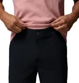 Short negro Columbia modelo Roc Tech Short, de diseño clásico y funcional, con trabillas para cinturón y múltiples bolsillos.