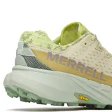 Championes de trail running Merrell Agility Peak 5 para mujer, color beige y amarillo con suela verde. Cuentan con tecnología Vibram MegaGrip para un agarre superior en superficies secas y mojadas.
