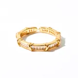 Anillo dorado ajustable con hilera de circonitas blancas.