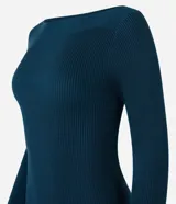 Blusa Marfinno de punto color terracota, con escote bote y diseño de textura acanalada vertical de manga larga.