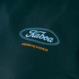 Remera negra de corte recto con estampado en el pecho con la palabra 'Kaboa' en celeste y 'Montevideo' en naranja.