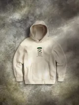 Buzo con capucha de edición especial Star Wars, color beige, con diseño bordado y flocado en el pecho inspirado en Bright Tree Village de los Ewoks. Presenta detalles temáticos como insignias rebeldes, mensajes en Aurebesh y coordenadas de Endor. Cuenta con bolsillo tipo canguro, capucha forrada y puños y dobladillo acanalados.