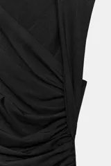 Vestido midi negro con escote asimétrico, sin mangas y detalle de drapeado delantero.