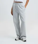 Pantalón de corte recto confeccionado en algodón con felpa, de color marrón. Presenta cintura elástica con cordón ajustable y diseño holgado.