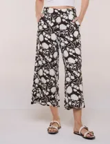 Pantalón crop fluido con estampado animal print, tiro alto y pretina elástica en la parte posterior. Cuenta con bolsillos laterales y perneras amplias y rectas.