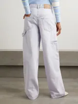 Pantalón de jean de pierna ancha y tiro medio, color lila claro, confeccionado en algodón orgánico.