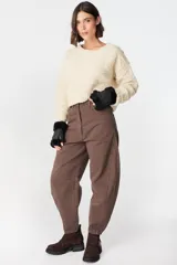 Sweater crop de tejido de punto color chocolate, con cuello redondo y diseño de rombos en relieve. Presenta puños y ruedo acanalados.