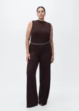 Pantalón wideleg de punto fino y tiro medio, con cintura elástica sin cierre, diseño largo y corte holgado.