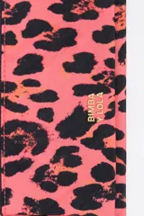Billetera de nylon con estampado de leopardo en tonos rosado y negro. Posee dos compartimentos con cierre de cremallera metálico dorado y el logo de la marca en el frente.