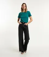 Remera básica de manga corta y cuello redondo, confeccionada en algodón de color celeste.