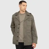 Chaqueta estilo militar de corte recto, color verde oliva, con cuello camisero, cierre frontal de botones y cuatro bolsillos frontales con solapa. Presenta detalles de charreteras en los hombros.