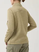 Campera polar color arena con cierre frontal completo, cuello alto y bolsillo con cierre en la manga izquierda.