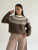 Sweater de cuello redondo con diseño de jacquard estilo nórdico en la parte superior, en tonos marrón chocolate y crema. Presenta mangas largas y puños y ruedo acanalados.