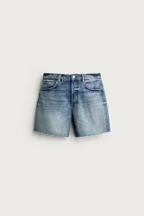 Shorts de denim de algodón con ajuste regular, diseño de cinco bolsillos y efecto lavado. Presenta cierre frontal con cremallera y botón, con el bajo acabado en corte irregular.