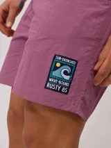 Short de baño color azul, con cintura elástica y cordón ajustable. Presenta un parche pequeño con logo en la parte inferior de la pierna.