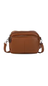 Bandolera de símil cuero color rojo, con doble bolsillo principal, un bolsillo frontal y un bolsillo trasero. Incluye correa ajustable.