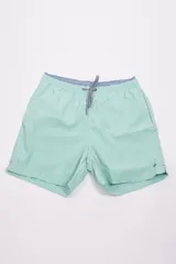 Short de baño amarillo con cintura elástica y cordón ajustable. Presenta bolsillos laterales, un bolsillo trasero y logo bordado en la parte inferior. Incluye suspensor interno y está confeccionado en tela ligera de secado rápido.