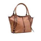 Cartera negra tipo tote bag con doble asa de hombro, cierre superior y detalles de correas con hebillas y cremalleras en los laterales.