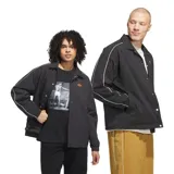 Campera Adidas negra con cierre de botones a presión, cuello clásico, bolsillos laterales y logo de la marca bordado en color naranja en el pecho. Presenta ribetes blancos en cuello, puños y mangas.