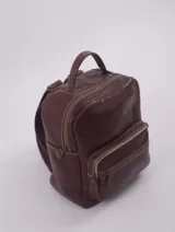 Mochila de cuero natural color negro, con diseño clásico y refinado. Cuenta con un compartimento principal con cierre, un bolsillo frontal con cierre y un asa superior. Presenta el logo de la marca grabado en la parte frontal.