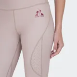 Calza deportiva ajustada color beige claro, con cintura alta. Presenta recortes laterales con microperforaciones y paneles en color bordó en la parte inferior de las piernas.