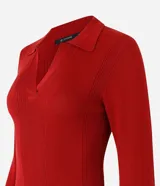 Blusa de punto color borgoña, con cuello polo y manga larga.