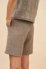 Bermuda de lana fina color gris con bolsillos laterales y forro interior.