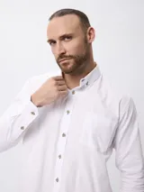 Camisa de corte clásico confeccionada en tejido Oxford de algodón, con cuello abotonado, manga larga y bolsillo frontal en el pecho.