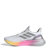Championes de running Adidas Pureboost 5, con diseño en tonos gris claro, entresuela con degradado en rosa y amarillo, y tecnología Light Boost para mayor amortiguación.