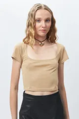 Top corto negro de escote cuadrado y manga corta con costuras tipo corsé.