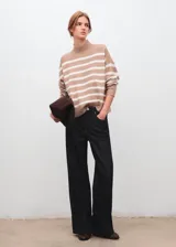 Jersey de punto medio oversize a rayas horizontales beige y blancas, con cuello alto y manga larga.